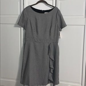 Houndstooth dress with front side ruffle